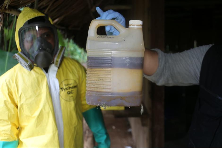 Se muestra un recipiente plástico localizado con lo que las autoridades presumen es pasta base de cocaína. (Foto: Ministerio de la Defensa Guatemala) 