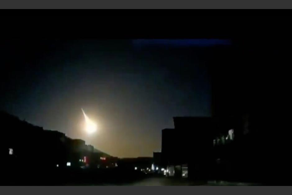 Reportan la ca&iacute;da de un supuesto meteorito este viernes en el noreste de China. (Foto: Redes sociales)