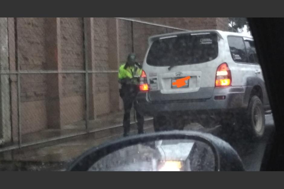 El conductor decidió tomar contra vía y fue sorprendido por la PMT. (Foto: Twitter/JMarianoDD)&nbsp;