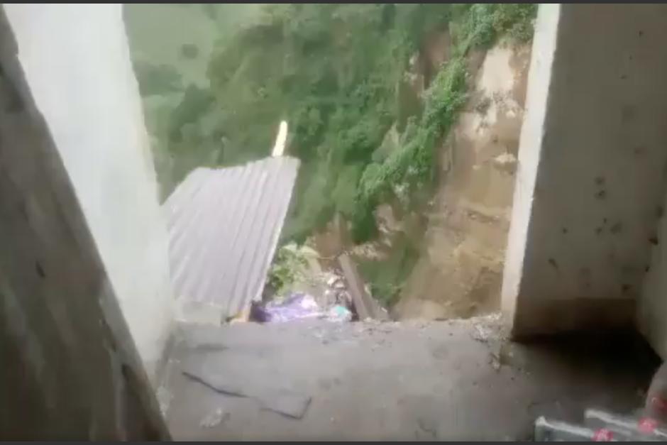 Dos viviendas están a punto de caer al vacío en Ciudad Peronia, zona 8 de Villa Nueva. (Foto: Conred)