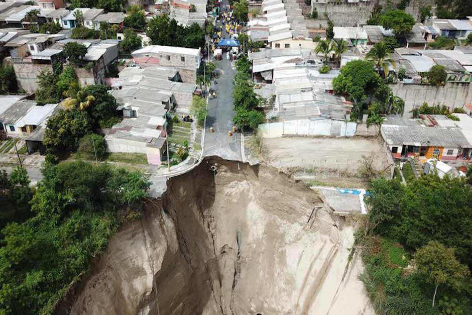 Un enorme agujero provoc&oacute; el p&aacute;nico de pobladores en Ilopango, El Salvador. (Foto: El Diario de Hoy)