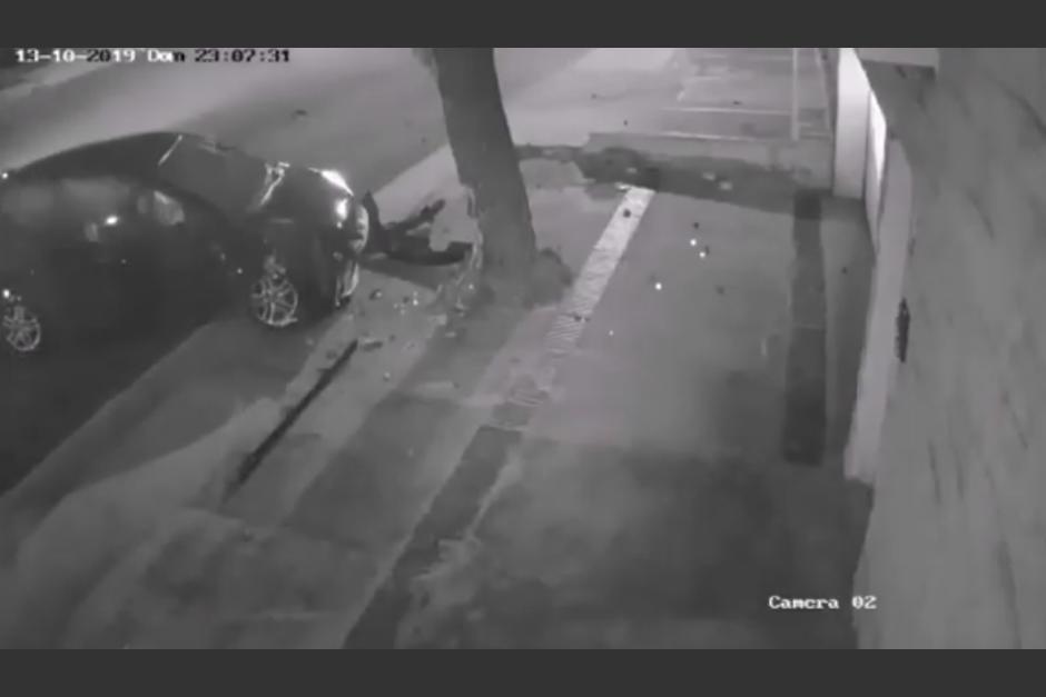 Los jóvenes empotraron su vehículo en cercanías del Bulevar Sur en Mixco. (Foto: captura video)&nbsp;