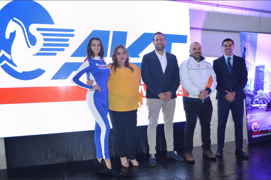 Seg&uacute;n el representante de AKT (al centro), la marca es sin&oacute;nimo de aventura, kilometraje y tecnolog&iacute;a a un precio accesible. (FOTO: Fernando Pinetta)