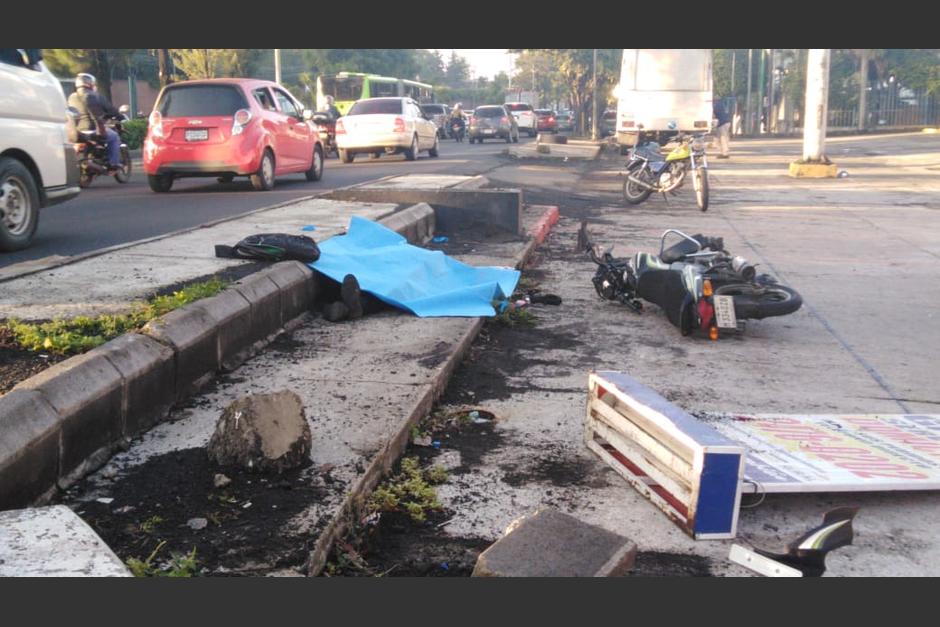 El hombre perdió el control de su motocicleta y chocó contra estructura publicitaria. (Foto: Dalia Santos/PMT)&nbsp;