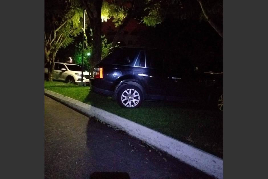 Los guardias del Centro Cultural le dijeron al conductor que no había parqueo, pero él no atendió la indicación. (Foto:&nbsp;Centro Cultural Miguel Ángel Asturias/Facebook)