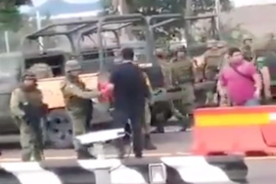Las autoridades mexicanas fueron cuestionadas por este saludo (Foto: captura de pantalla)