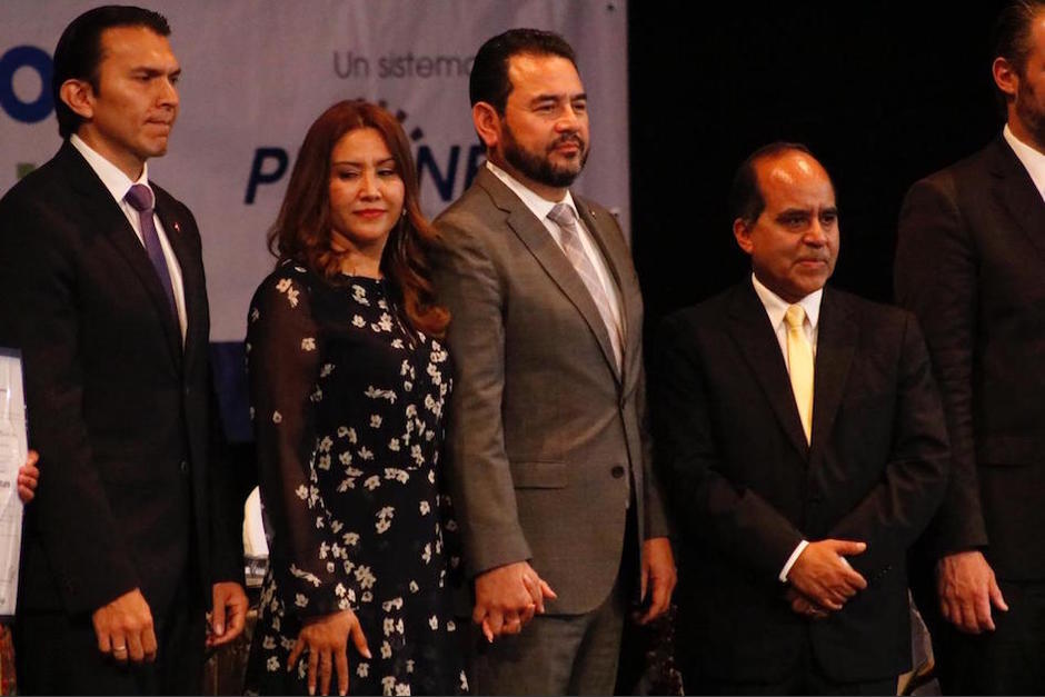 Jimmy Morales inició su discurso con una canción de Facundo Cabral que dedicó a su esposa Patricia de Morales, quien considera su musa. (Foto: Wilder López/Soy502)