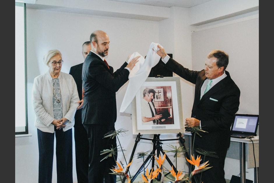 A sus distinciones, se unen ahora&nbsp; la fotograf&iacute;a y el sal&oacute;n que llevar&aacute; su nombre en Sanatorio El Pilar. (FOTO: Soy502)