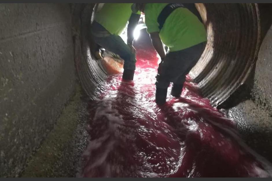 El alcalde de Mixco comparti&oacute; fotograf&iacute;as donde se observa agua rojiza que corre por los drenajes en la colonia Pablo VI. (Foto: Facebook Neto Bran)