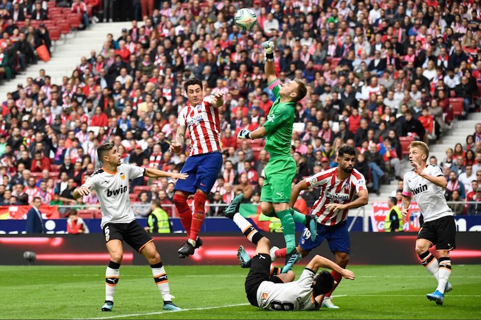 El Atlético no pudo quedarse con la victoria en casa y se aleja de los primeros puestos. (Fotos: AFP)