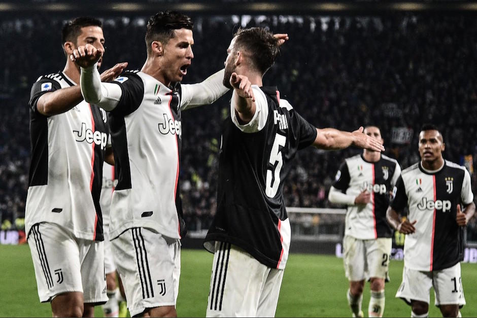 Cristiano Ronaldo y Pjanic festejan el triunfo de su equipo. (Foto: AFP)