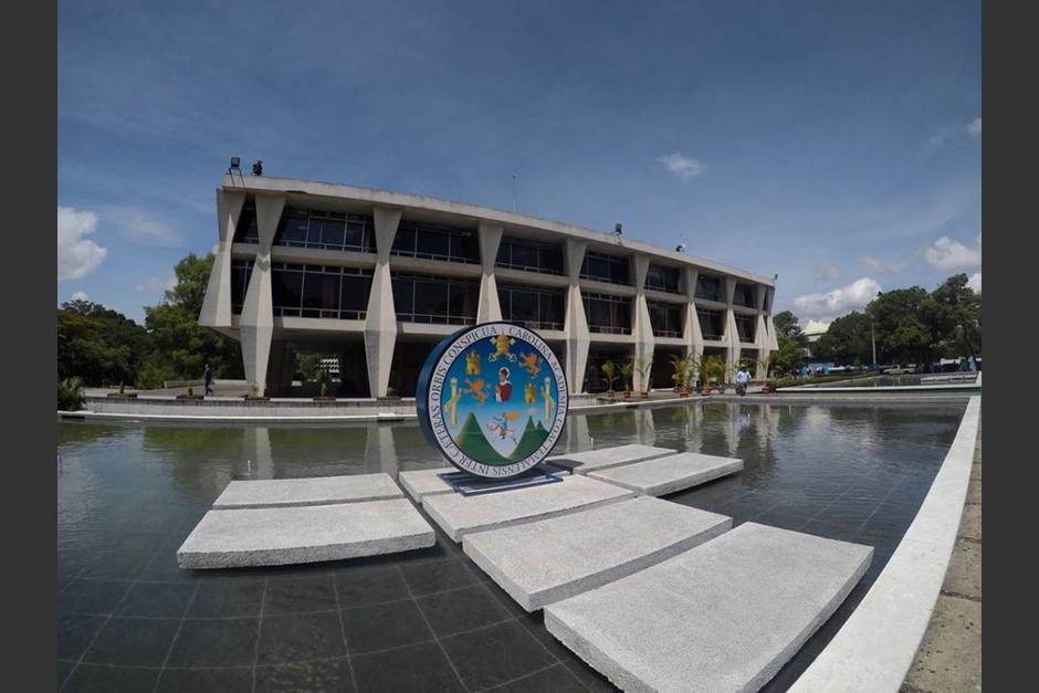 Las autoridades efectuaron el secuestro de documentación. (Foto: Fredy Hernández/Soy502)