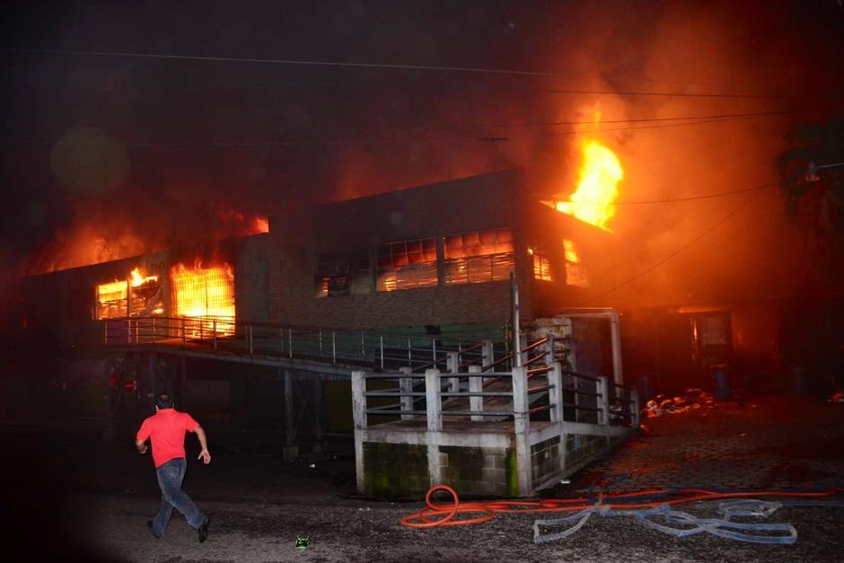 Los bomberos lograron apagar el fuego en horas de la madrugada del domingo. (Foto: CBMD)
