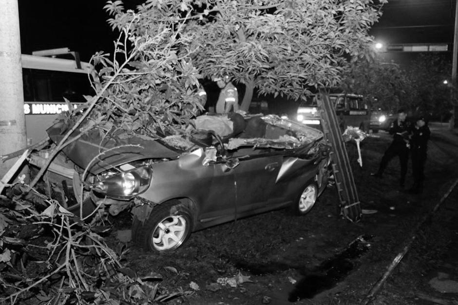 Un accidente dej&oacute; dos personas fallecidas durante la madrugada de este lunes. (Foto: Bomberos Municipales)