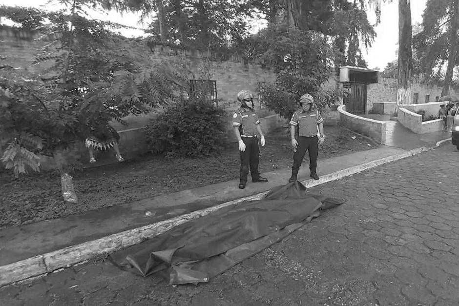 Las víctimas enterraban a un familiar cuando fueron atacados por desconocidos quienes asesinaron a seis personas. (Foto: Bomberos Municipales)