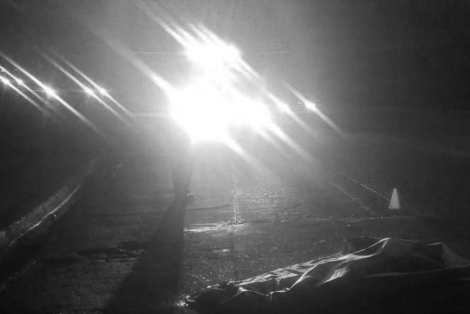 Un hombre se lanzó desde lo alto del puente y cayó sobre la calle que circula bajo la estructura muriendo en el acto. (Foto: Amícar Montejo/PMT)