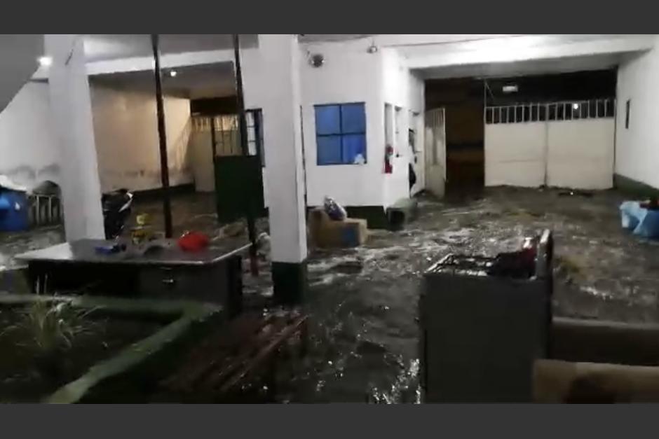 El río se introdujo en la estación bomberil y se llevó todo a su paso. (Captura Video)