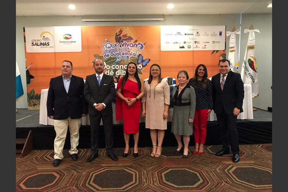 Representantes de Fundaci&oacute;n Azteca Guatemala, Ministerio de Educaci&oacute;n y Grupo Salinas. (FOTO: Soy502)