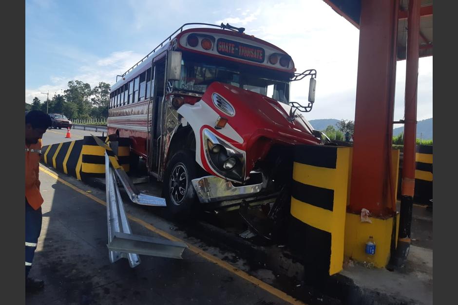 Video: bus pierde los frenos y se empotra en garita de peaje