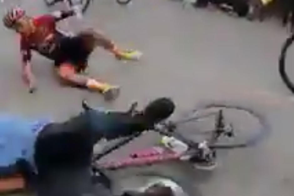 El ciclista guatemalteco Luis de la Roca sufrió una terrible caída a metros de la meta. (Foto: Redes Sociales)