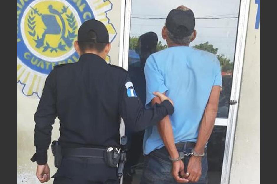 El hombre le provocó una grave caída a un ciclista en la Vuelta a Guatemala. (Foto: PNC)&nbsp;