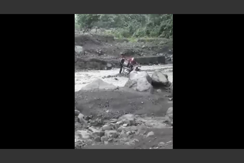 Un hombre perdi&oacute; su moto de transporte por intentar cruzar el r&iacute;o Mineral. (Foto: Captura pantalla)&nbsp;