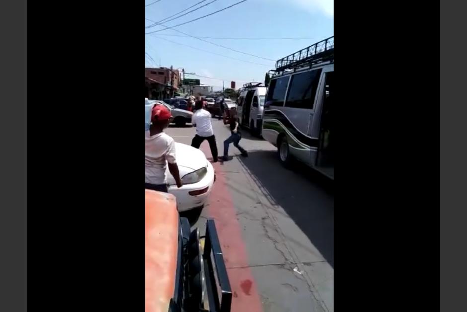 Ni la presencia de un agente de la Polic&iacute;a Nacional Civil (PNC) impide que se vayan a los golpes. (Foto: captura pantalla)&nbsp;