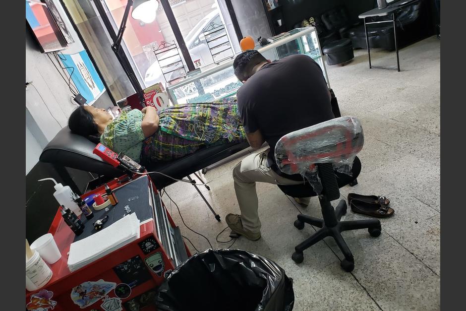 La abuelita lleg&oacute; a su cita al estudio y plasm&oacute; un dise&ntilde;o encantador en su pierna. (Foto: Family Tattoo 502)