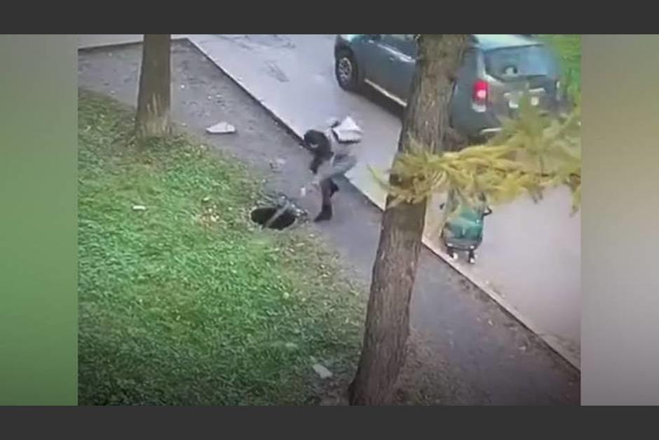 La madre de inmediato levant&oacute; la pesada tapa y logr&oacute; salvar a su peque&ntilde;a. (Foto: RT)