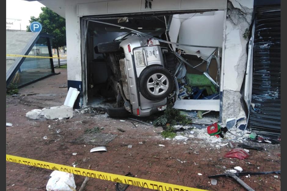 Un veh&iacute;culo se empotr&oacute; en una tienda de fotograf&iacute;as ubicada en la zona 4. (Foto: Soy502)