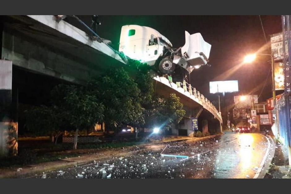 En mayo pasado un trailer perdi&oacute; el control en el puente de San Crist&oacute;bal por exceso de velocidad. (Foto: Archivo/Soy502)