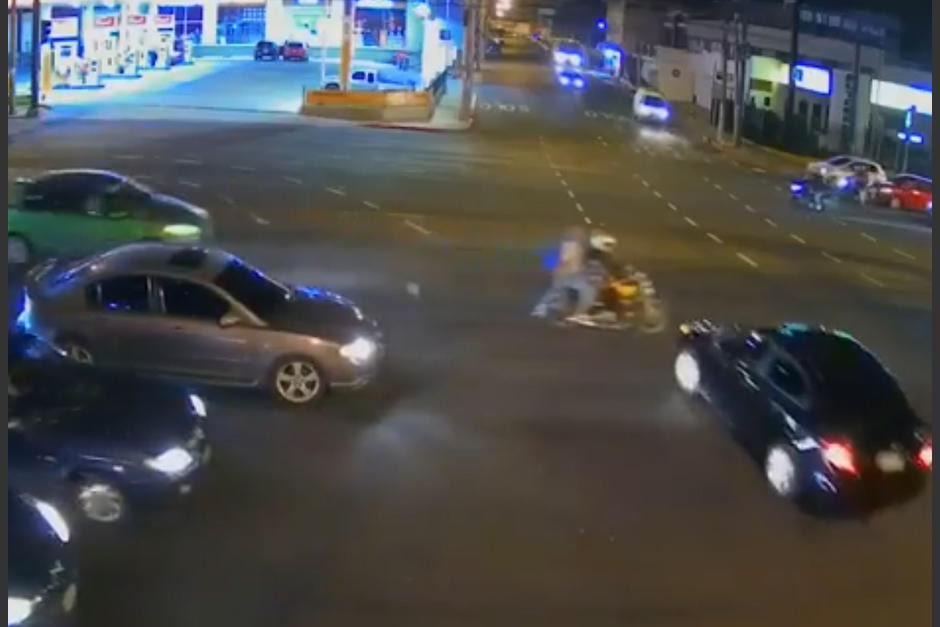 Un carro no respet&oacute; el sem&aacute;foro y choc&oacute; una motocicleta que transportaba dos personas. (Foto: PMT Guatemala)
