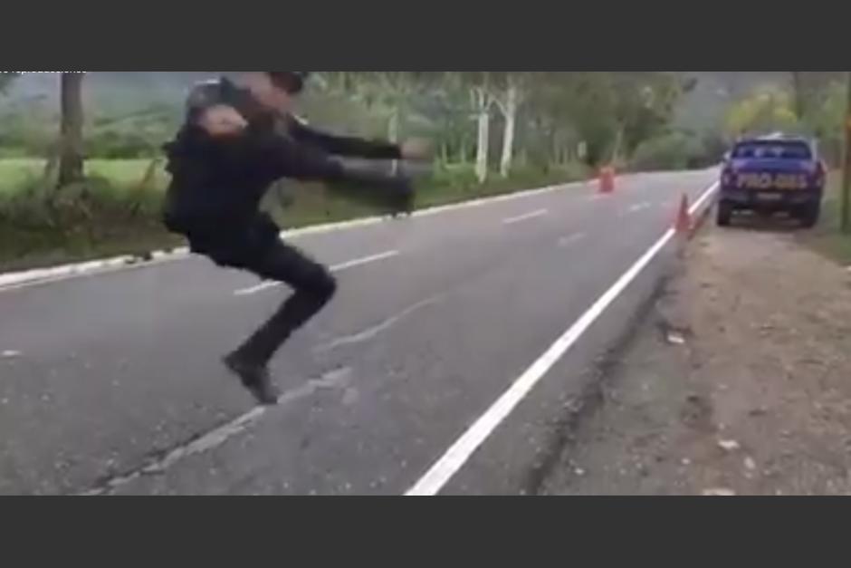 Los agentes efectuaban un retén en Sansare en El Progreso. (Foto: captura pantalla)&nbsp;