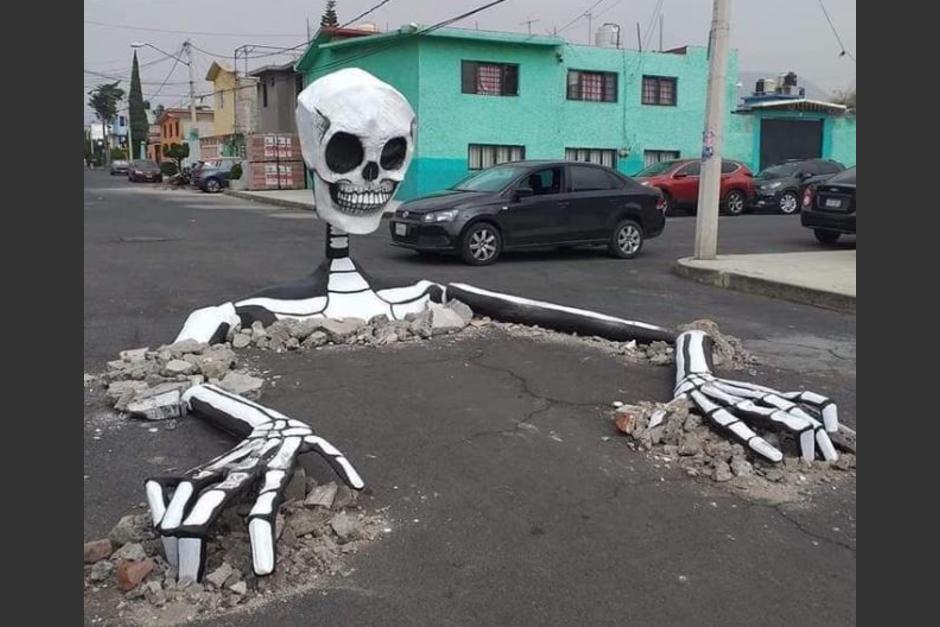 La peculiar protesta busca llamar la atenci&oacute;n de las autoridades para que cubran los baches. (Foto: Noticieros Televisa)