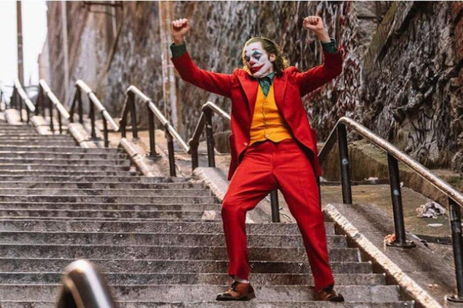 Un joven Imit&oacute; la ic&oacute;nica escena del "Joker" en escaleras y sufri&oacute; una tremenda ca&iacute;da. (Foto: Youtube)