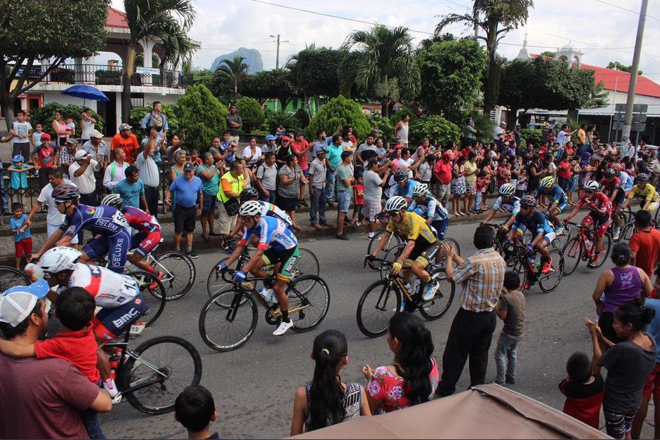 La Vuelta a Guatemala se ha visto te&ntilde;ida de diversos accidentes en los que los ciclistas se llevan la peor parte. (Foto: Douglas Suruy/Soy502)