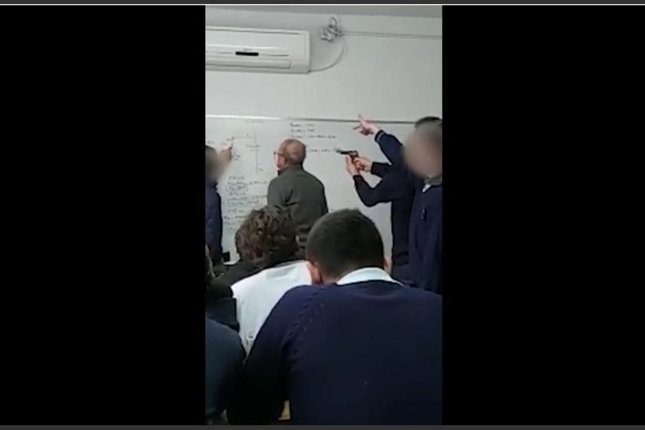 Seg&uacute;n los estudiantes se trat&oacute; de una broma, la cual les sali&oacute; muy cara. (Captura Video)