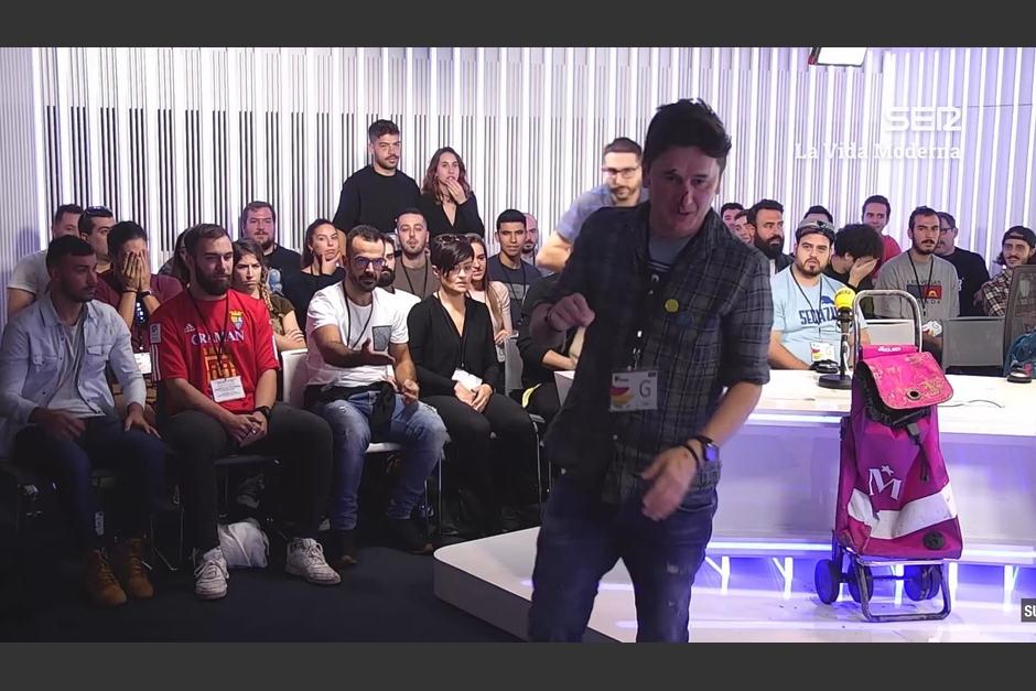 El hombre en estadio de embriaguez se levanta de su asiento durante el programa en vivo, pero termina con la cabeza rota. (Captura Video)