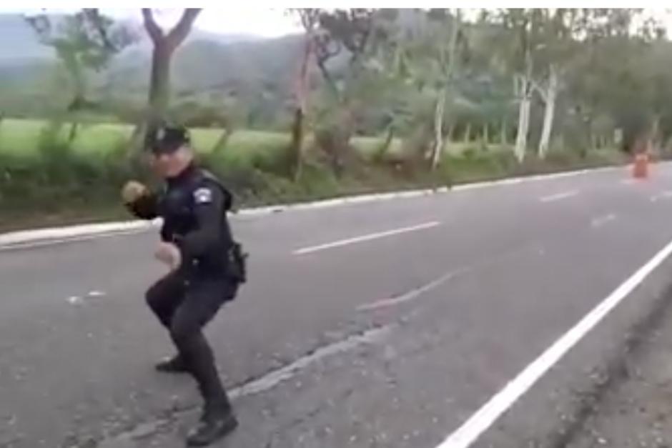 El PNC tiene 4 años de trabajar en la institución y actualmente está asignado a la estación de Sansare en El Progreso. (Foto: captura de pantalla)&nbsp;