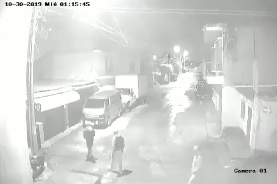 Los sujetos quedaron grabados en video, pero no se les ve los rostros (Foto: captura de pantalla)