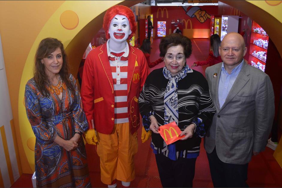Yolanda de Cofi&ntilde;o inaugura el Museo de la Cajita Feliz y realiza el primer recorrido del mismo. (Foto: Fernando Pinetta)