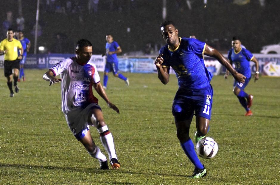 Josu&eacute; Mitchell durante una acci&oacute;n de juego durante el partido de Cob&aacute;n Imperial ante Xelaj&uacute; MC. (Foto: Cortes&iacute;a)