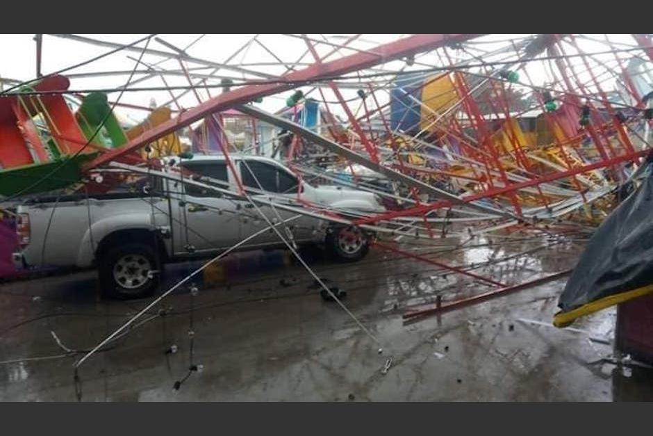 El juego mec&aacute;nico no resisti&oacute; el mal clima y cay&oacute;. (Foto: Visor GT Suroriente)