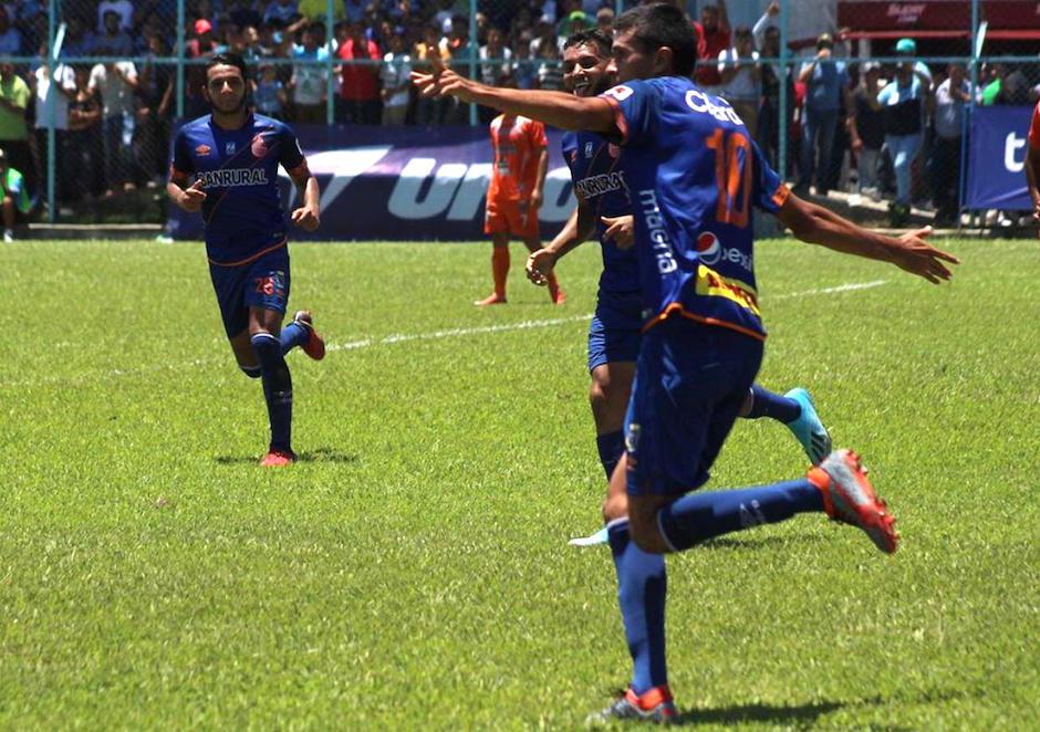 Othoniel Arce festeja el gol del triunfo para Municipal en Sanarate. (Foto: Javier del Cid)