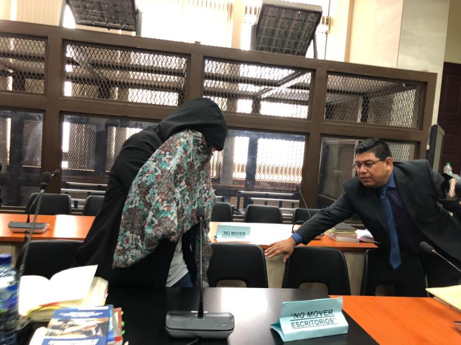 Sandra Torres llegó a la audiencia con el rostro cubierto, más tarde se retiró las mantas del rostro. (Foto: Fredy Hernández/Soy502)