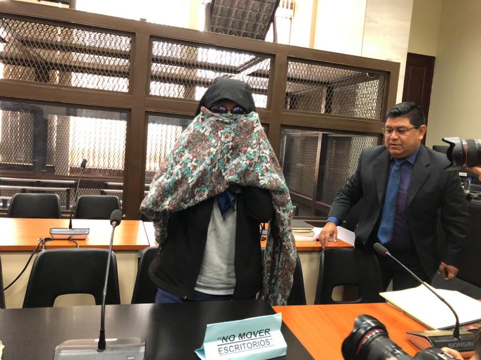 Sandra Torres se cubrió el rostro con anteojos y pañuelos. (Foto: Fredy Hernández/Soy502)