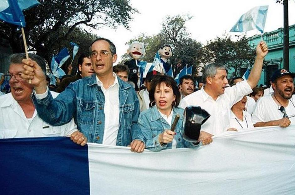 &Aacute;lvaro Colom, Sandra Torres y Otto P&eacute;rez Molina participaron en un manifestaci&oacute;n contra la corrupci&oacute;n del Gobierno de Alfonso Portillo. (Foto: Redes sociales)