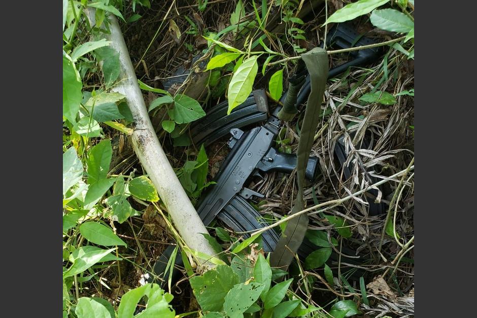 Las armas estaban ocultas entre las plantaciones del &aacute;rea. (Foto: PNC)