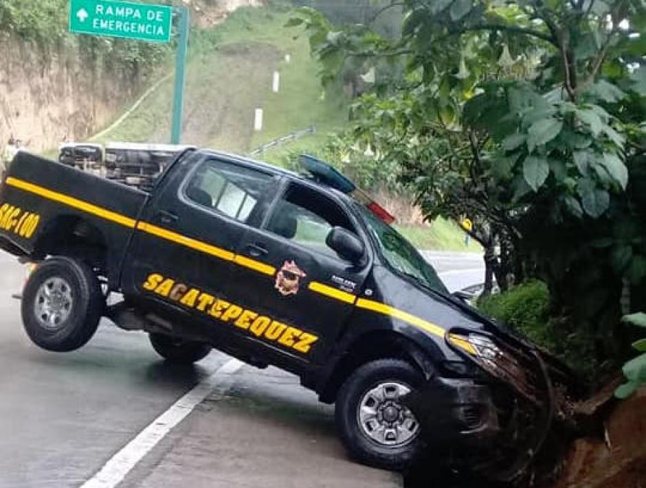El paso hacia Antigua Guatemala qued&oacute; obstaculizado por los dos accidentes. (Foto: PMT de Santa Luc&iacute;a Milpas Altas)
