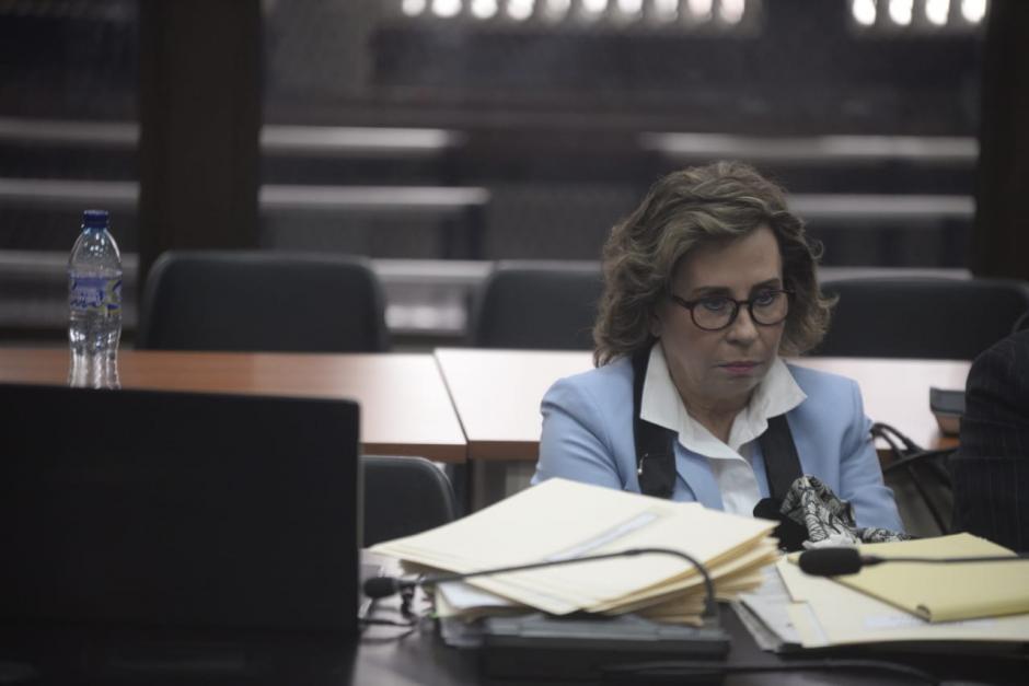 La excandidata de la UNE, Sandra Torres, escucha las interceptaciones telefónicas que hicieron al teléfono de Gustavo Alejos y al de ella. (Foto: Wilder López/Soy502)